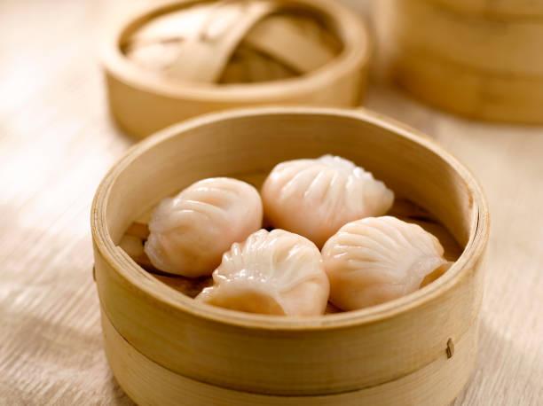 Inspirés par les recettes traditionnelles de Hong Kong, les Dim Sum authentiques que nous proposons sont préparés avec soin selon le véritable savoir-faire cantonnais. Dégustez-les chez vous en quelques minutes et trouvez toute la finesse et les saveurs de la cuisine asiatique moderne.
