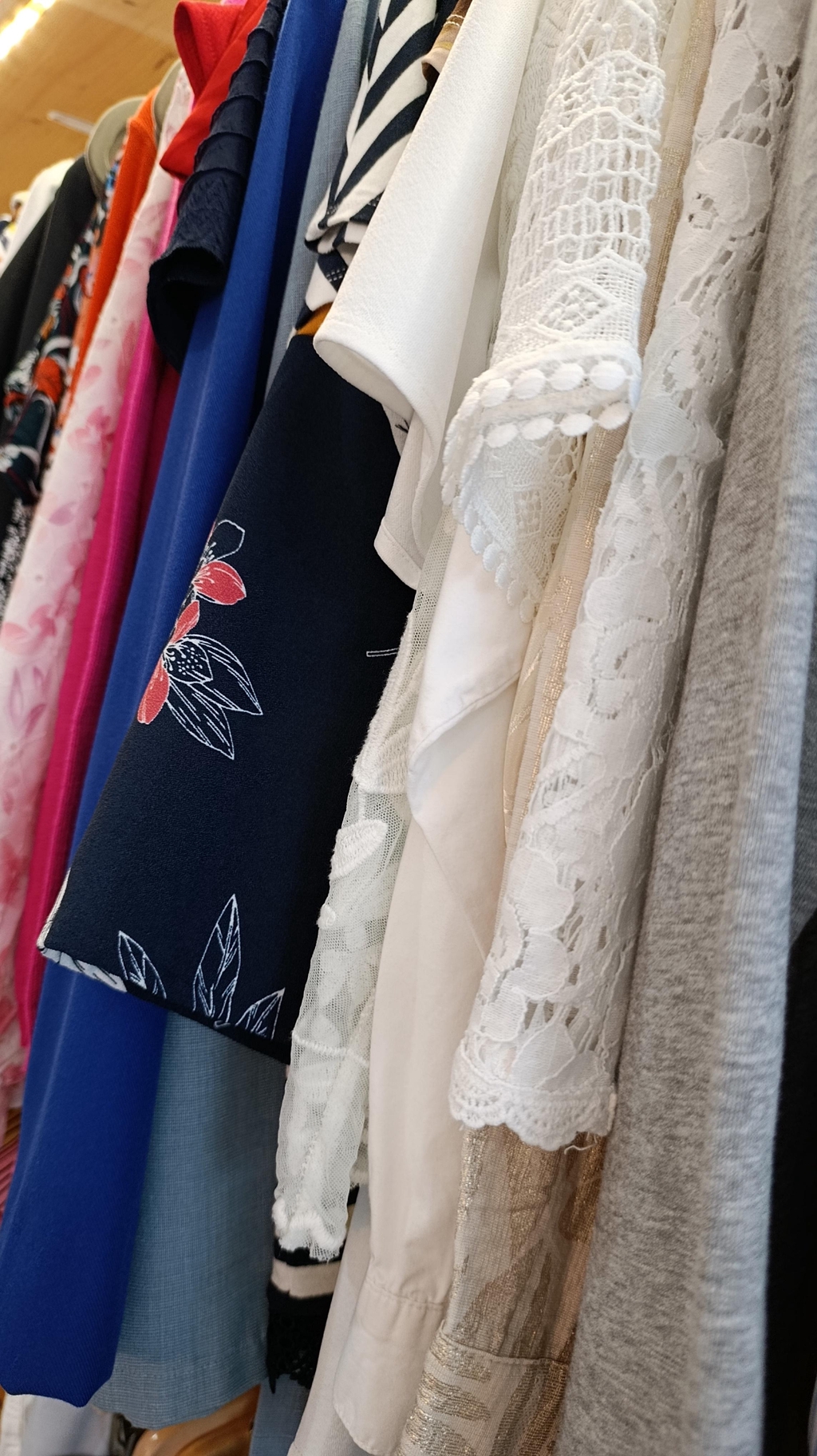 Les vêtements femme 
Top, chemise, cardigan...