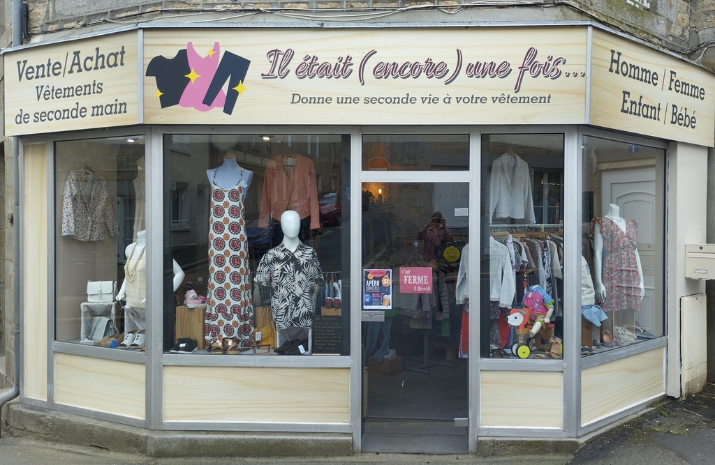 Vêtements de seconde main sélectionnés dans un état impeccable.