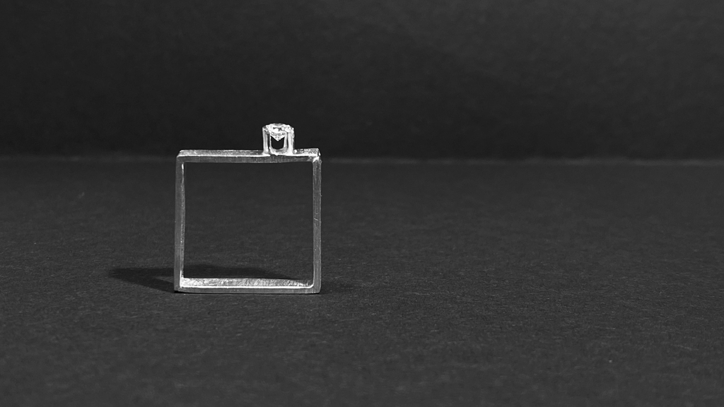 Se ti stai chiedendo se gli anelli quadrati siano comodi, la risposta è ASSOLUTAMENTE SÌ! Negli anni mi sono dedicata molto a questa particolare tipologia di anelli e sono fiera di mostrarti i risultati.