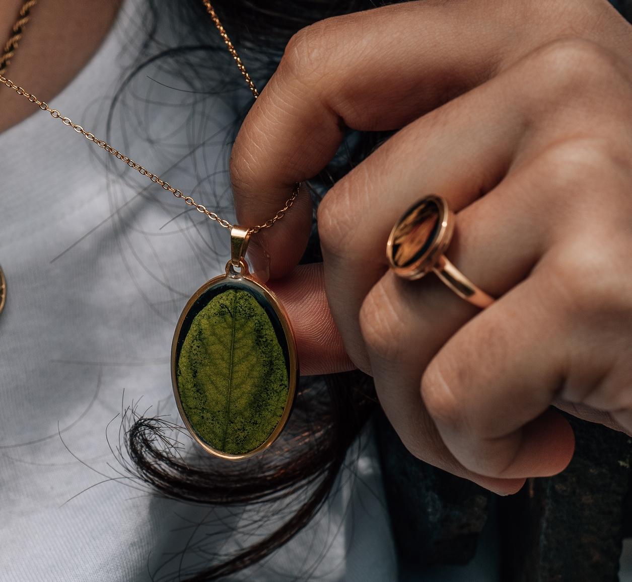 bijoux avec inclusion de feuille et pétales de fleurs, résine, doré