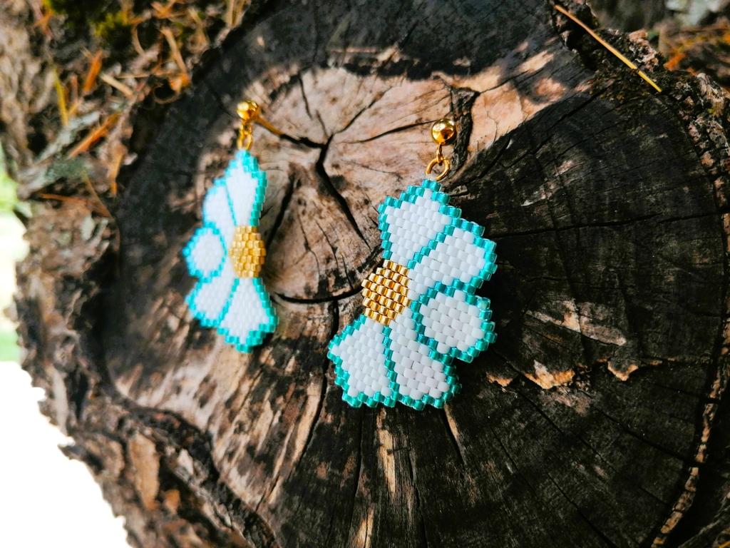 Boucles d'oreilles "Bamako" en perles de verre Miyuki tissées, bicolores, légère asymétrie.