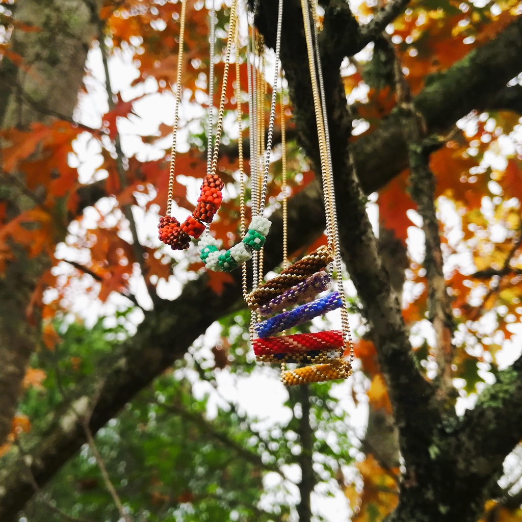 Colliers en perles de verres Miyuki tissées à la main. Couleurs et motifs variés, créations uniques. Chaînes en acier inoxydables, dorées ou argentés.