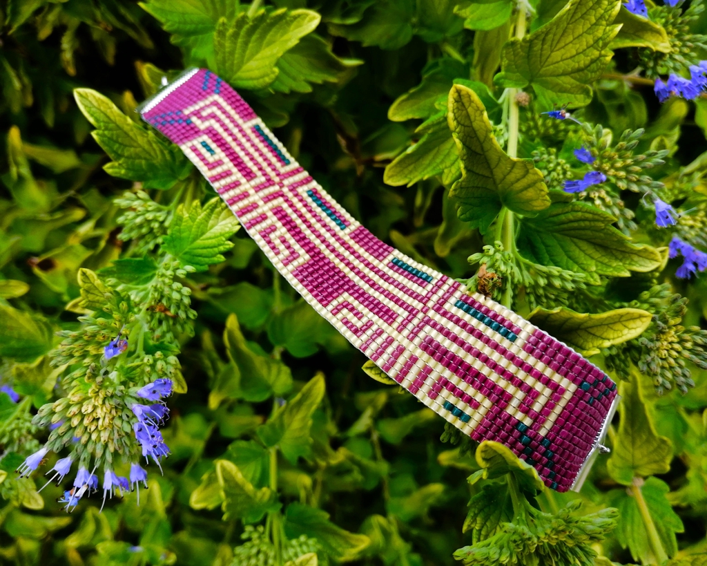 Bracelet manchette New York. Des lignes qui s'enlacent pour un motif original et régulier, sur fond prune. 