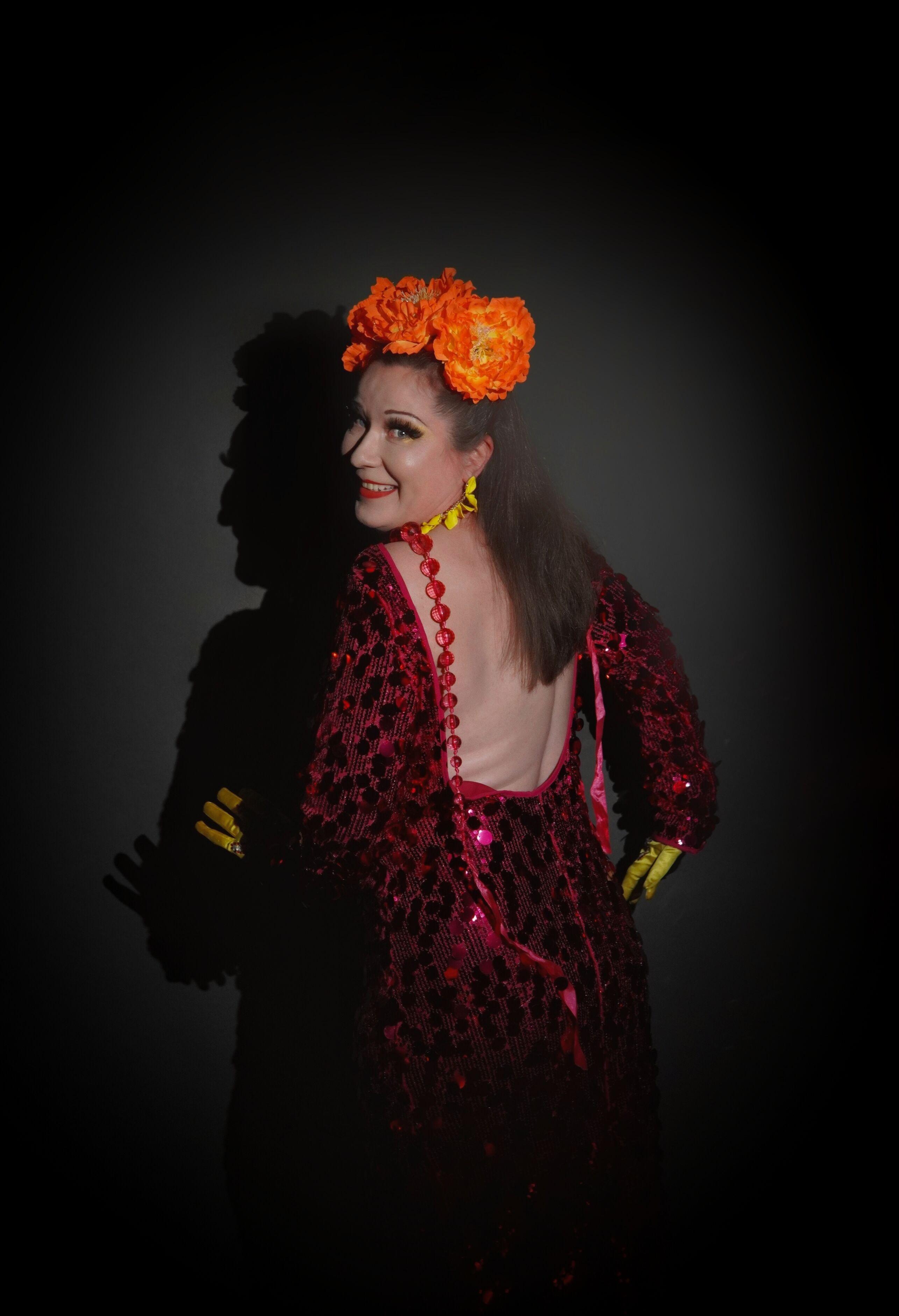 Cora Garnet, nainen käsitöiden takana. Burleskiesiintyjä ja koruseppämestari.