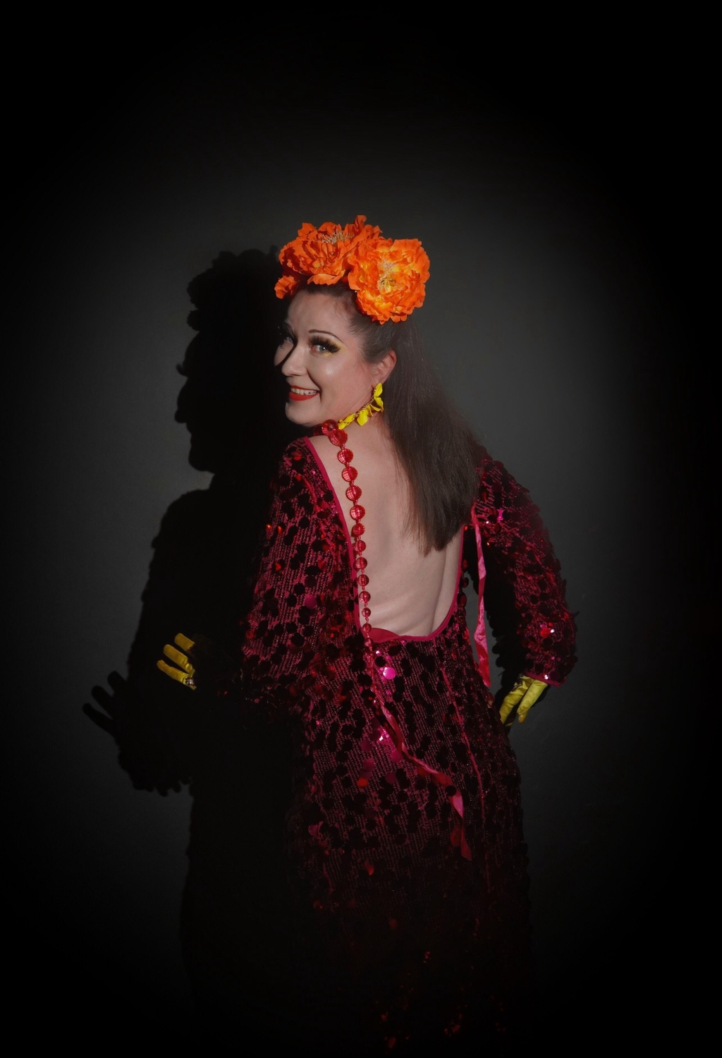 Cora Garnet, nainen käsitöiden takana. Burleskiesiintyjä ja koruseppämestari.