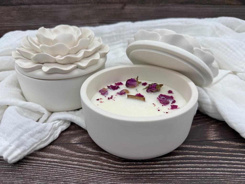 A l'Aube des Senteurs. Des senteurs délicates, une lumière chaleureuse et un savoir-faire soigné.  À l’Aube des Senteurs crée des bougies et fondants parfumés faits main, pensés pour offrir une parenthèse parfumée et créer une ambiance douce et apaisante dans votre intérieur.