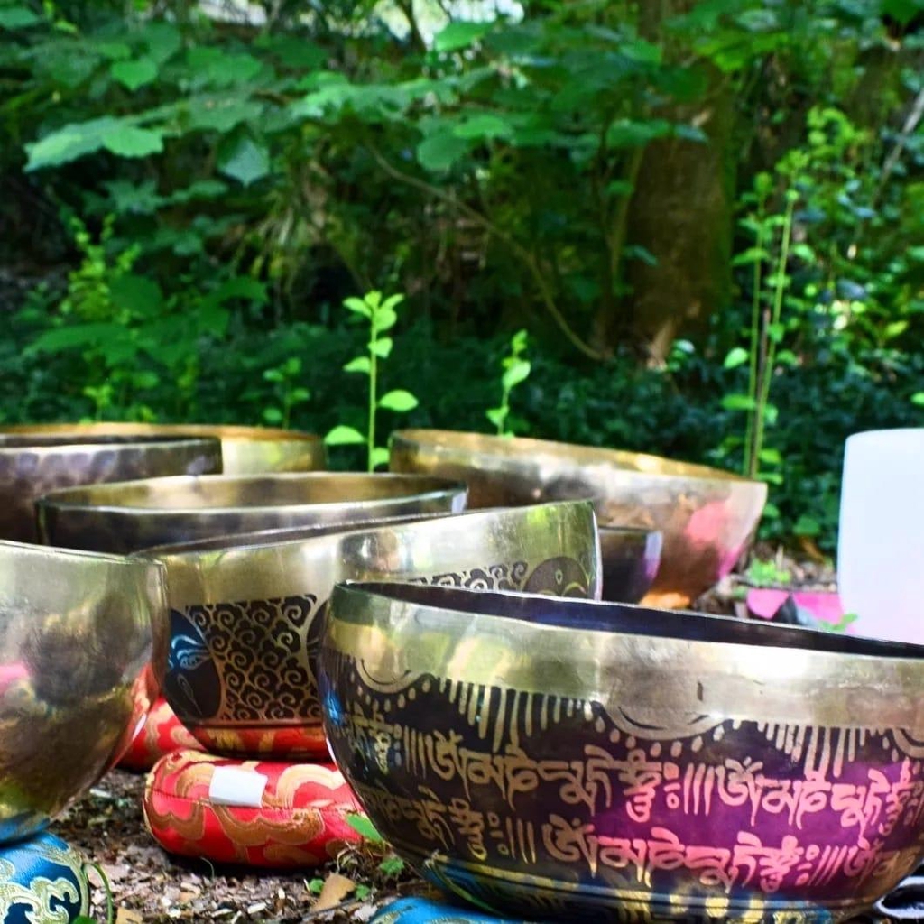 Le lâcher prise par les sons et les vibrations subtiles des bols chantants 