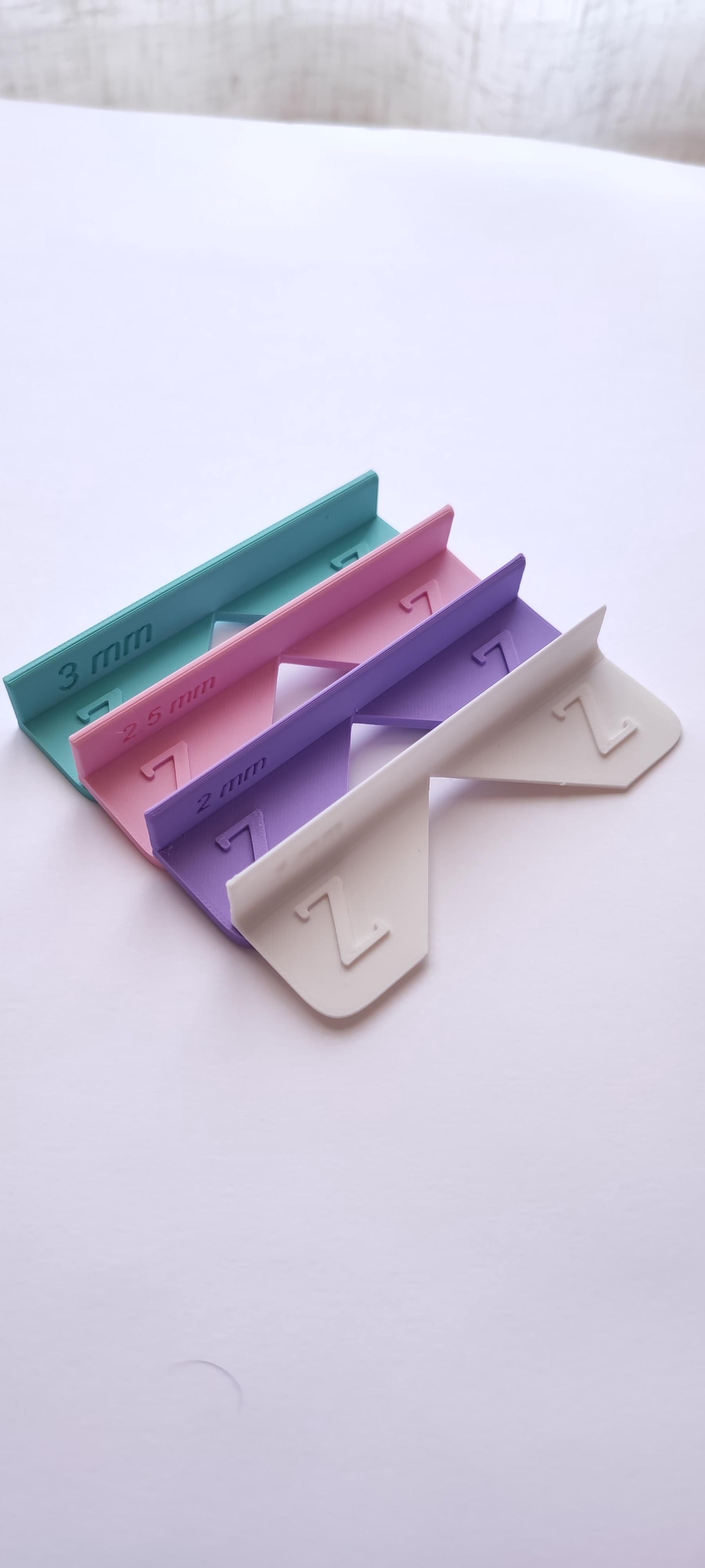 outils pour cartonnage et encadrement Gabarits d'angles 4 épaisseurs différentes. Gabarits d'angles. Conçus pour faciliter les découpes angulaires