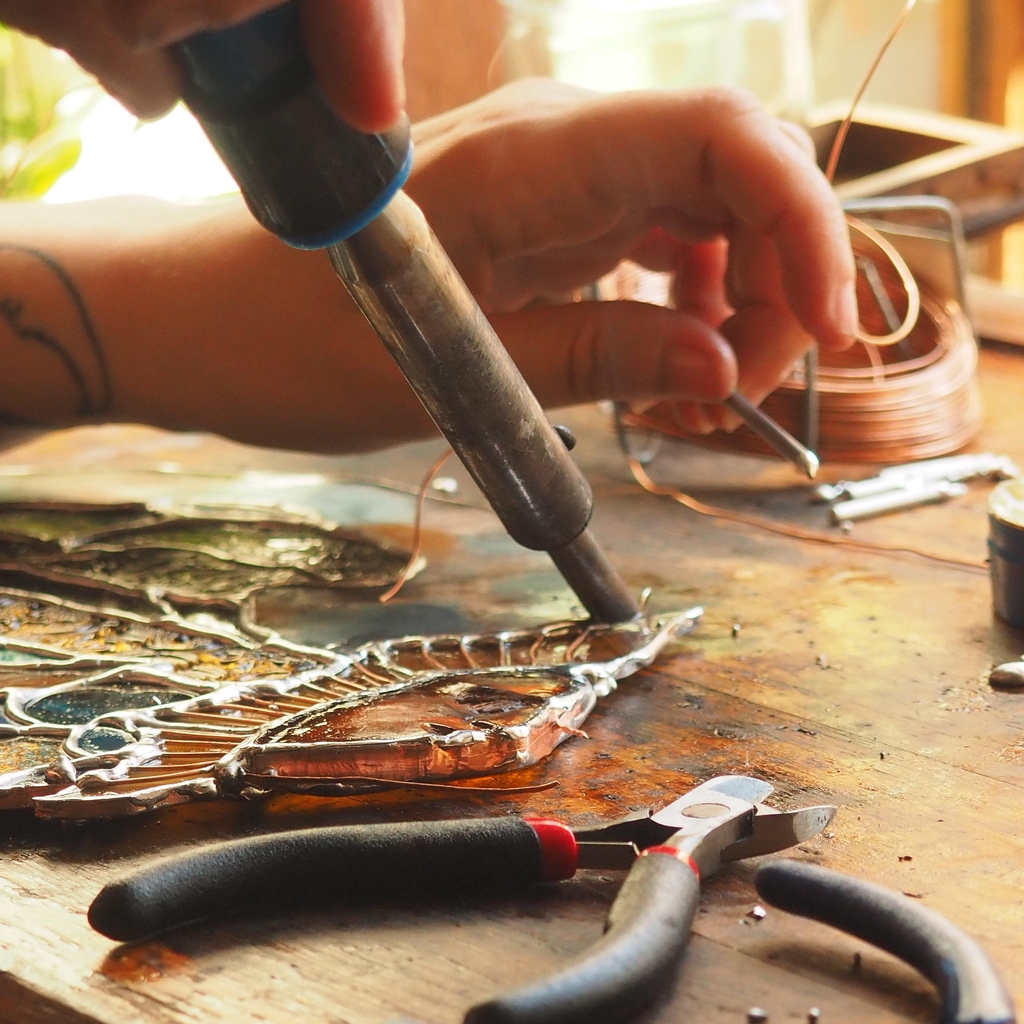 Image de soudure d'un vitrail Tiffany, photo prise en France dans l'atelier des créateurs. 