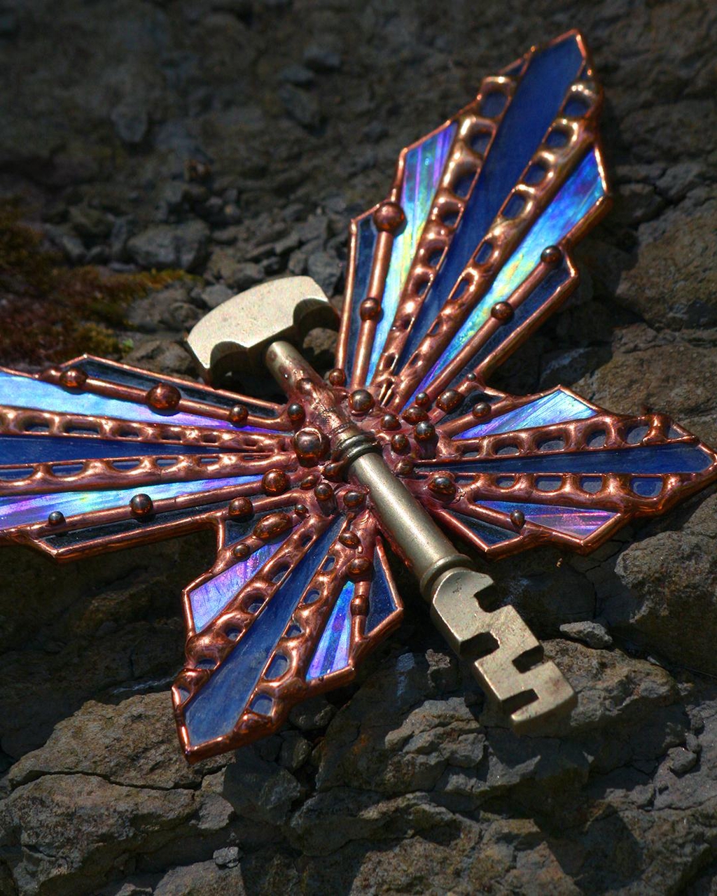 Clef en vitrail fantastique, d'inspiration art déco, ou vitraux des mines de la Moria