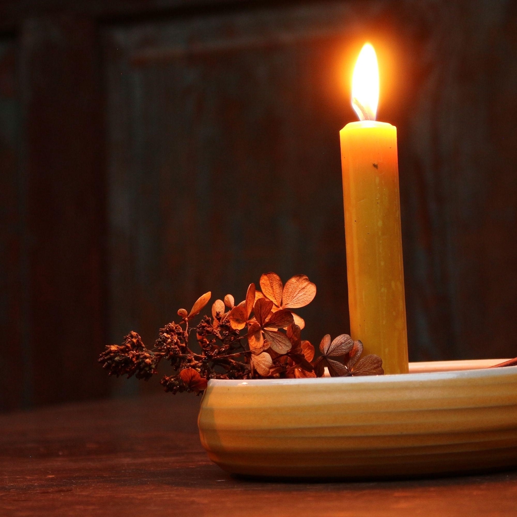 Vasen, Kerzenhalter und mehr dekorative Keramik.