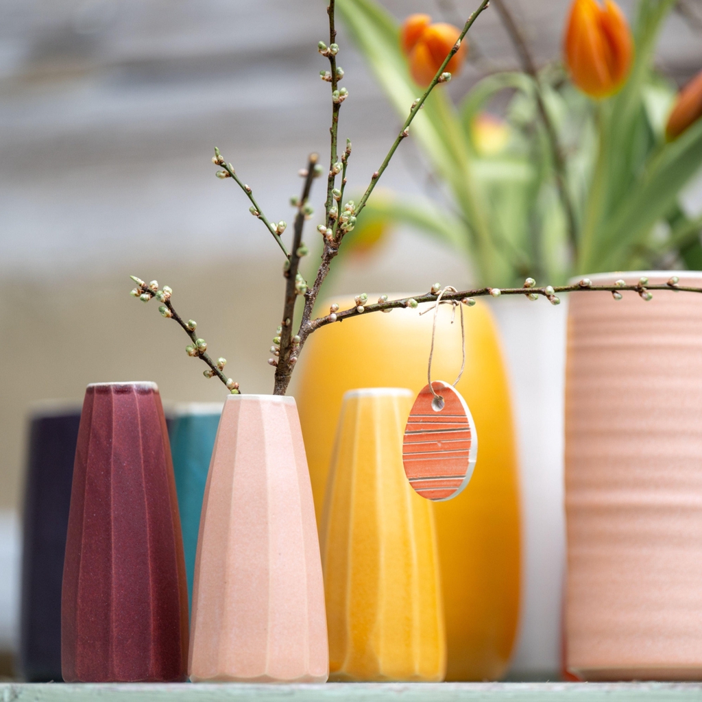 Vasen, Kerzenhalter und mehr dekorative Keramik.