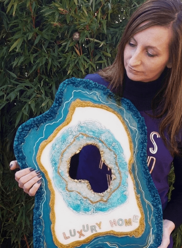 À propos de l'Artiste | Color Evasion - Résine & Déco à Annecy. Découvrez l'histoire d'Aneta. Tableaux abstraits, horloges uniques et plateaux pour apéros en résine de qualité alimentaire.