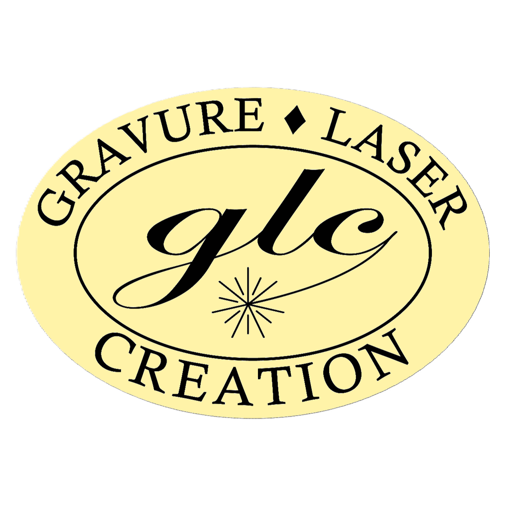 L'histoire de la création de Gravure Laser Creation

Après un lourd accident de travail en mars 2023, je me suis beaucoup remis en question sur mon avenir professionnel. Fort d'une expérience comme technicien de maintenance et agile de mes mains, j'ai longuement cherché vers quoi m’orienter.

Passionné depuis ma plus tendre enfance par le travail du bois que j'ai pu pratiquer avec mon grand-père dans son garage, J'ai commencé par fabriquer les objet dont j'avais besoin, comme par exemple un meuble à chaussures sur mesure ou à en recycler d'autre comme un sommier transformé en bain de soleil. Malgré tout je n'étais pas satisfait. Il me manquais quelque chose.

C'est alors que j'ai découvert la gravure et la découpe au laser. Allier l'aspect informatique de conception et de design que j’affectionne tout particulièrement au travail du bois qui me passionne a été pour moi une évidence. C'est pour cela que je me suis lancé dans cette belle aventure de devenir artisan et c'est avec joie que chaque jours je réalise, personnalise et fabrique de nouveaux produits.