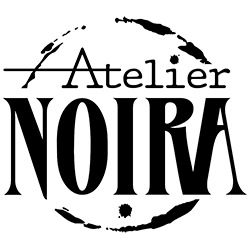 Noira est l'aboutissement d'un travail de création artistique et artisanal, mélangeant diverses techniques et des matériaux issus et inspirés principalement de la nature. Bienvenue dans la e-boutique de l'atelier de Noira. 
