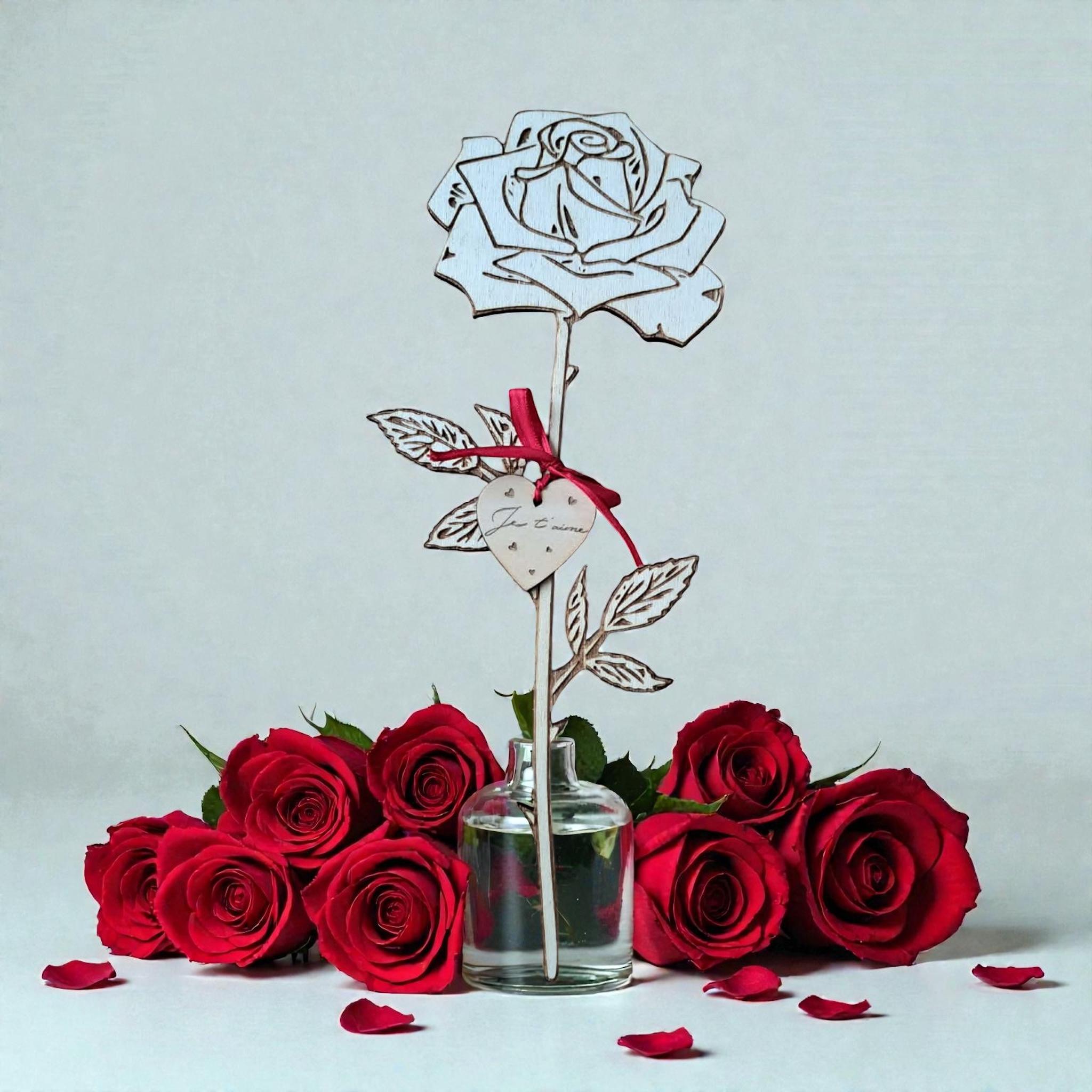 Rose en bois découpée et gravée au laser