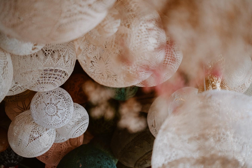 Ballons dentelles en location pour des décors événementiels et mariages