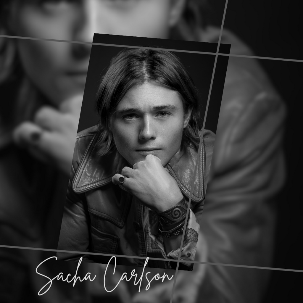 Portrait photo noir et blanc de l'acteur Sacha Carlson