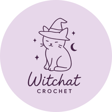 Logo de la marque "witchat crochet" avec un chat qui porte un chapeau de sorcière et qui est entouré d'étoiles et d'une lune. Couleurs violettes