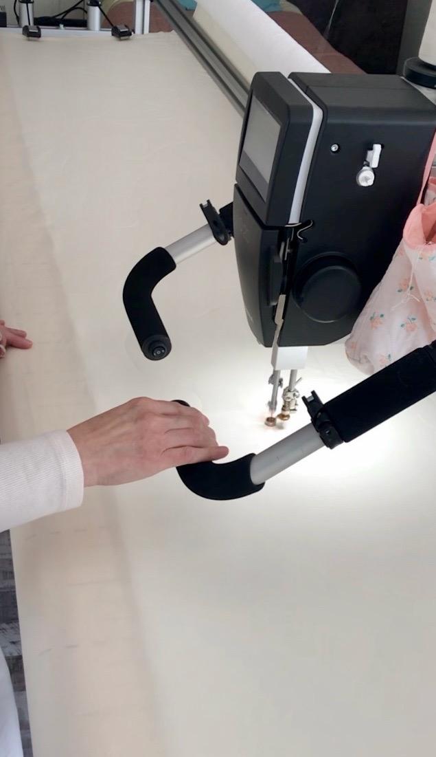 J'ai travaillé le textile toute ma vie, la moitié du temps, l'autre moitié j'étais salariée en entreprise.
Ces deux activités m'ont apportées l'équilibre entre mon esprit créatif et la rigueur des choses bien faites.
Concernant les dessins, je laisse venir ce qui veut. 
Et pour le quilting,  je prends la machine et je m'amuse.