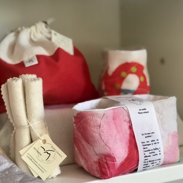 Des  créations uniques et exclusives
Des matières naturelles, douces et écologiques.
Du salon à la chambre, d'un mur à l'autre, à poser ou à suspendre, à utiliser ou à admirer, personne n'aura la même vue que vous. 