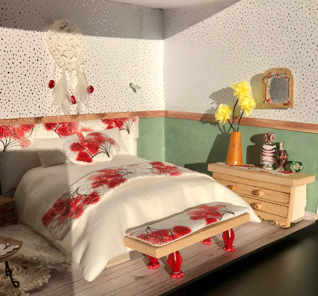 Pour vos décors de maison de poupée, vos miniatures, vêtements de poupées ou accessoires.
Des imprimés, matelassés, unis coordonnés.
Des exclusivités Colombe et Marguerite