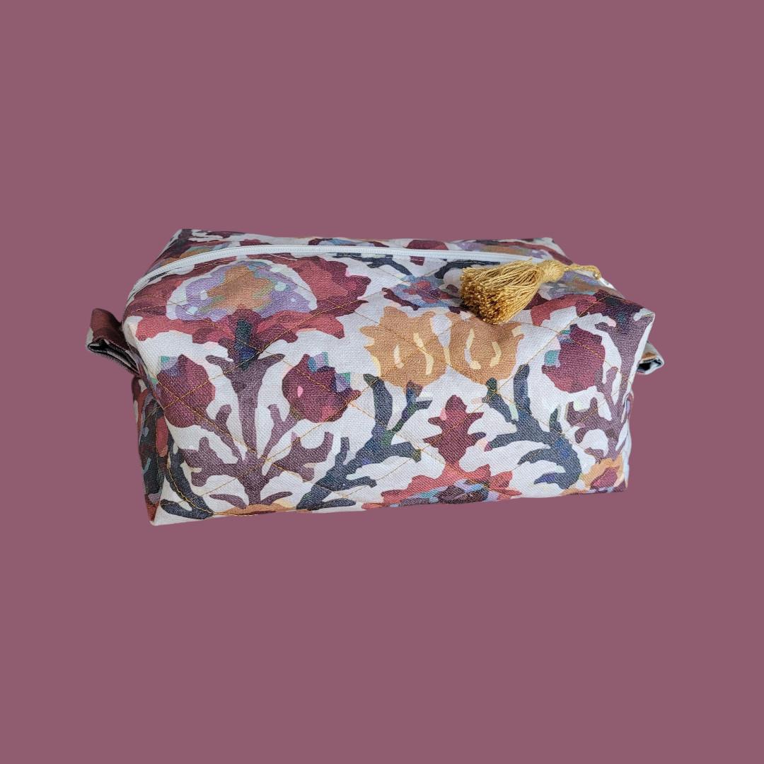 Trousse de toilette matelassée rectangulaire motif vétal en rouge, bodeaux, violine et ocre