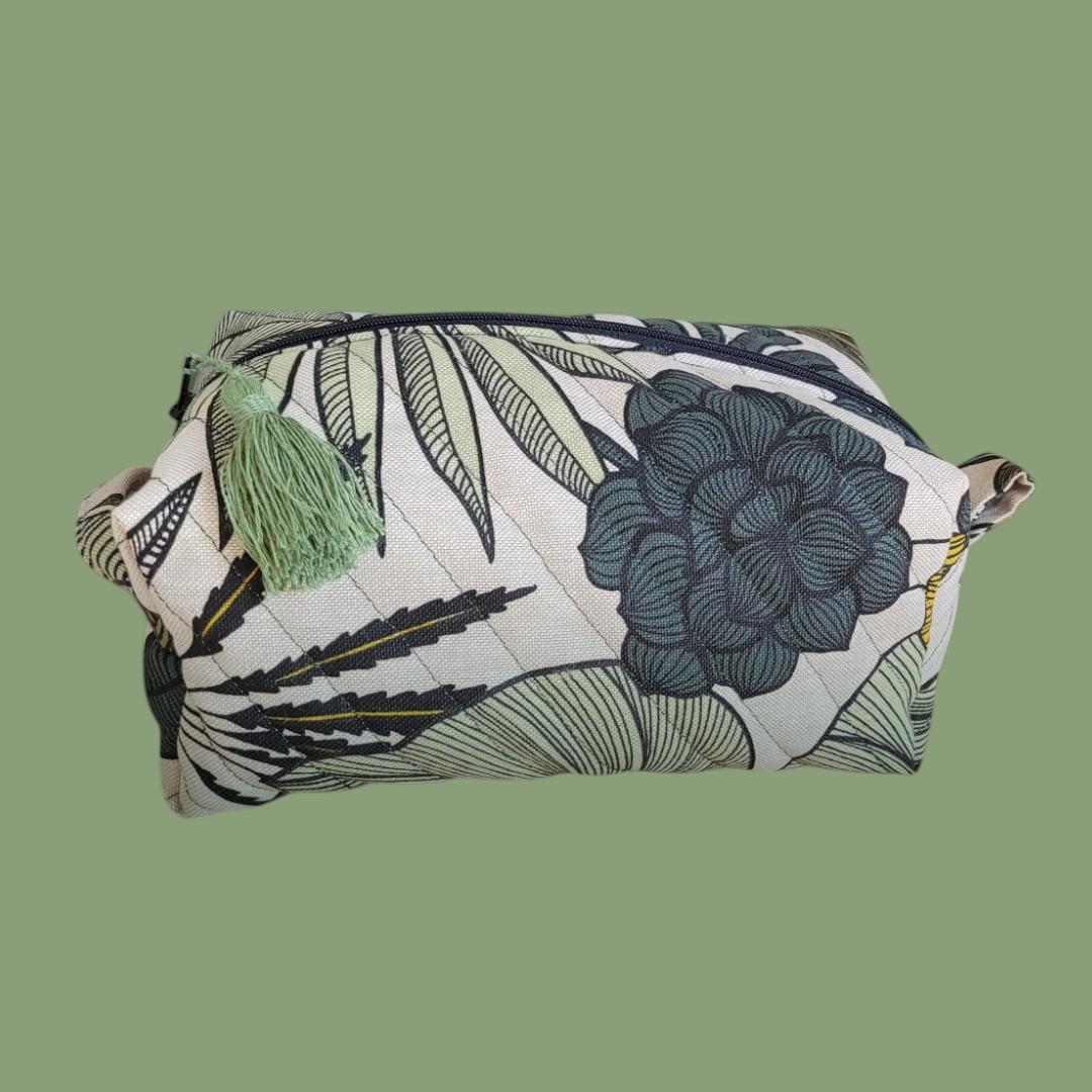 trousse de toilette matelassée en motifs végétals verts sur fond couleur lin naturel