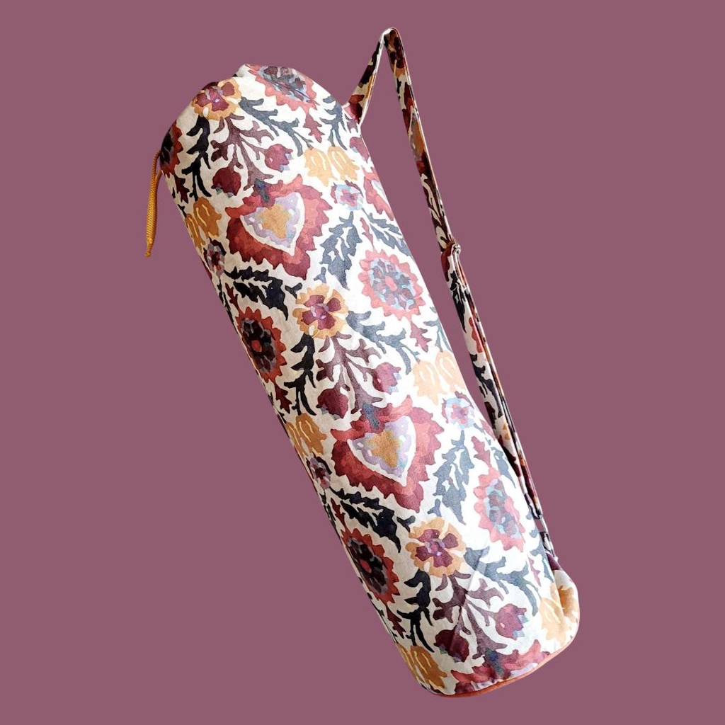 sac à tapis de yoga fleurs d'automne aux motifs végétaux en crème, ocre, bleu et rouges
