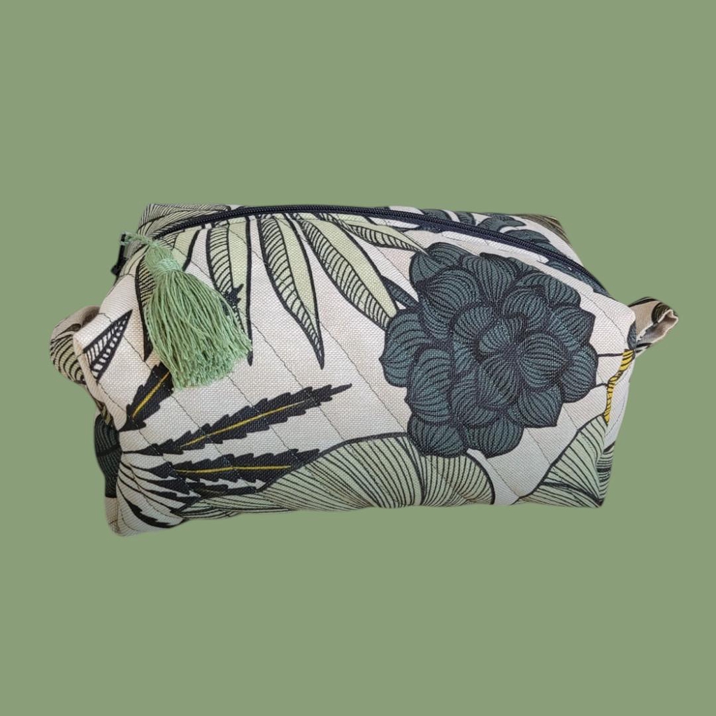 trousse de toilette matelassée en motifs végétals verts sur fond couleur lin naturel
