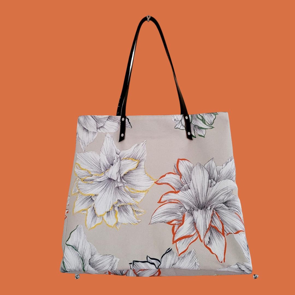 Sac cabas "Jardin bleu" de forme rectangulaire en tissu d'ameublement à motifs floraux bleus sur fond blanc 
 