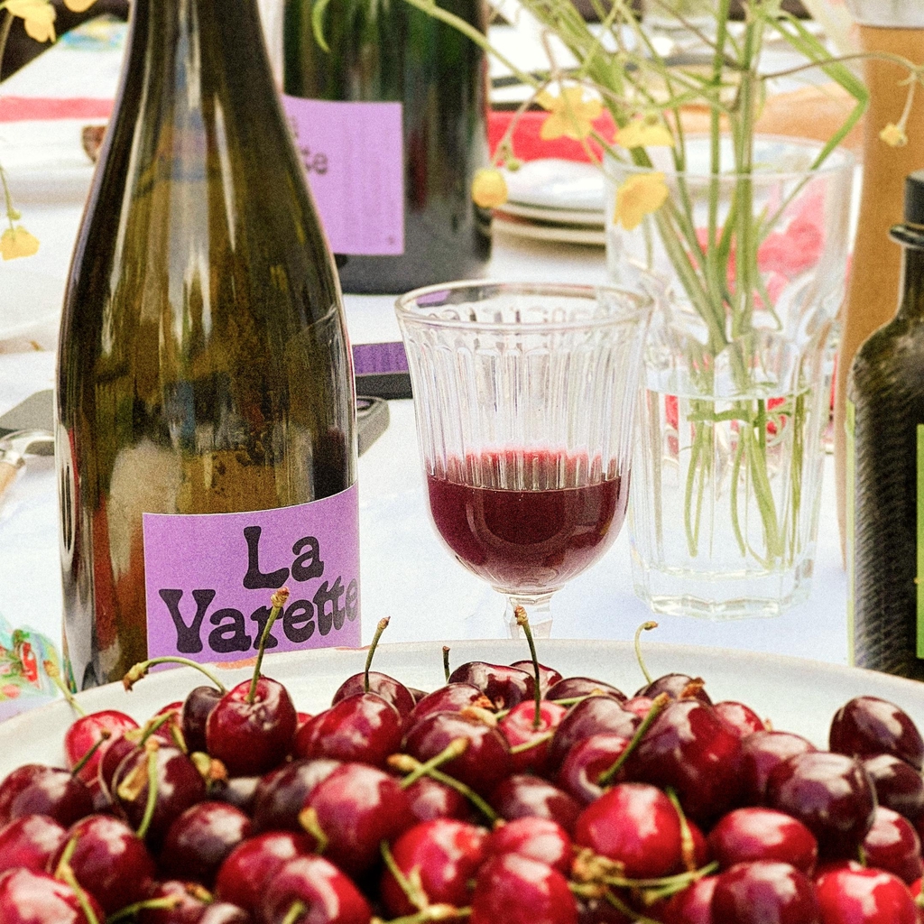 Bière La Varette sur une table au décor estival