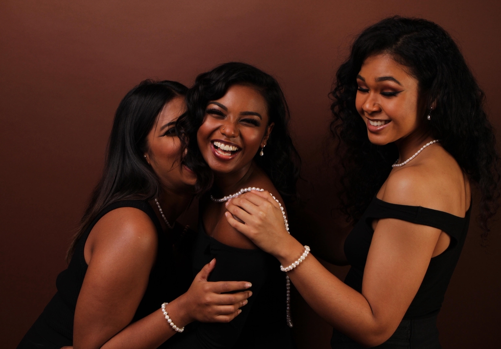 Une ligne de bijoux et accessoires fantaisie en perles, pierres naturelles, argent, cristal de Swarovski, acier inoxydable, bois, ... rien que pour vous 