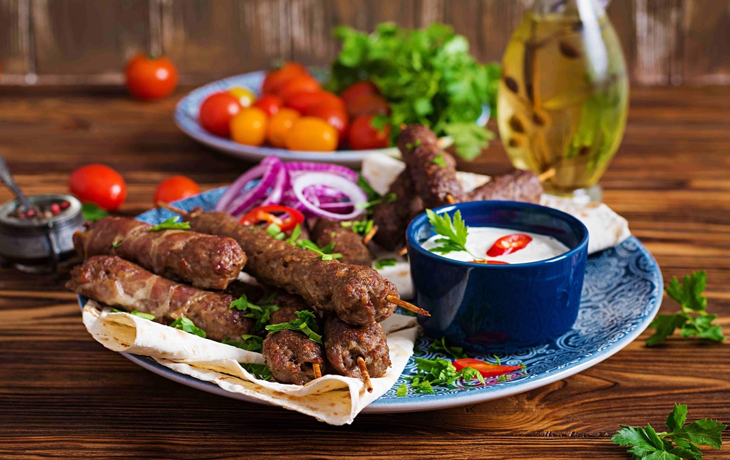 Turkse gerechten zoals broodjes, wraps, lahmacun en kapsalon, rijstschotel bij Mama’s Grill