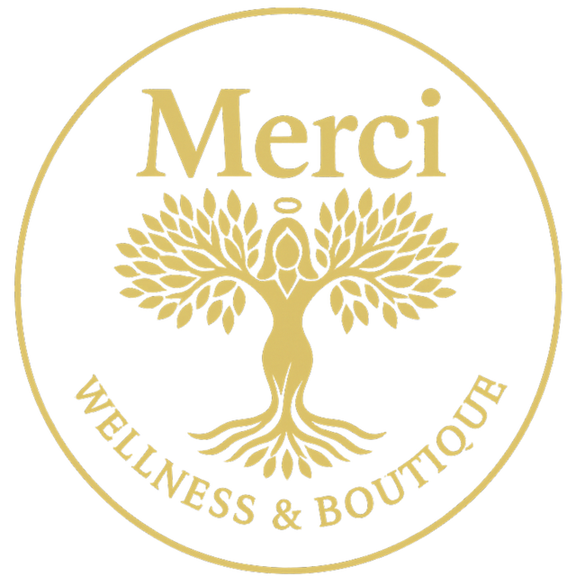 Elegantes Logo von Merci Wellness & Boutique mit goldenem Baum-des-Lebens Symbol in Form einer weiblichen Figur mit Blättern und Wurzeln, umgeben von einem Kreis auf dunkelgrünem Hintergrund – steht für Balance, Natur, Schönheit und Wohlbefinden.