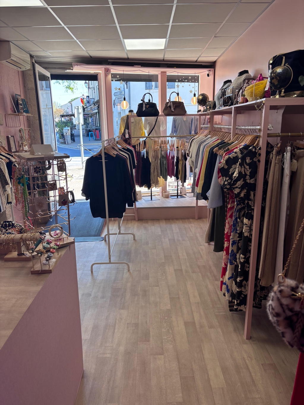Prêt-à-porter et accessoires

✨🛍️ Vivez une expérience shopping unique dans un cadre élégant et lumineux, pour un style qui vous ressemble🛍️ ✨

👇 Rendez-vous en boutique👇

14 Avenue Henri Barbusse, 13630 Eyragues 
