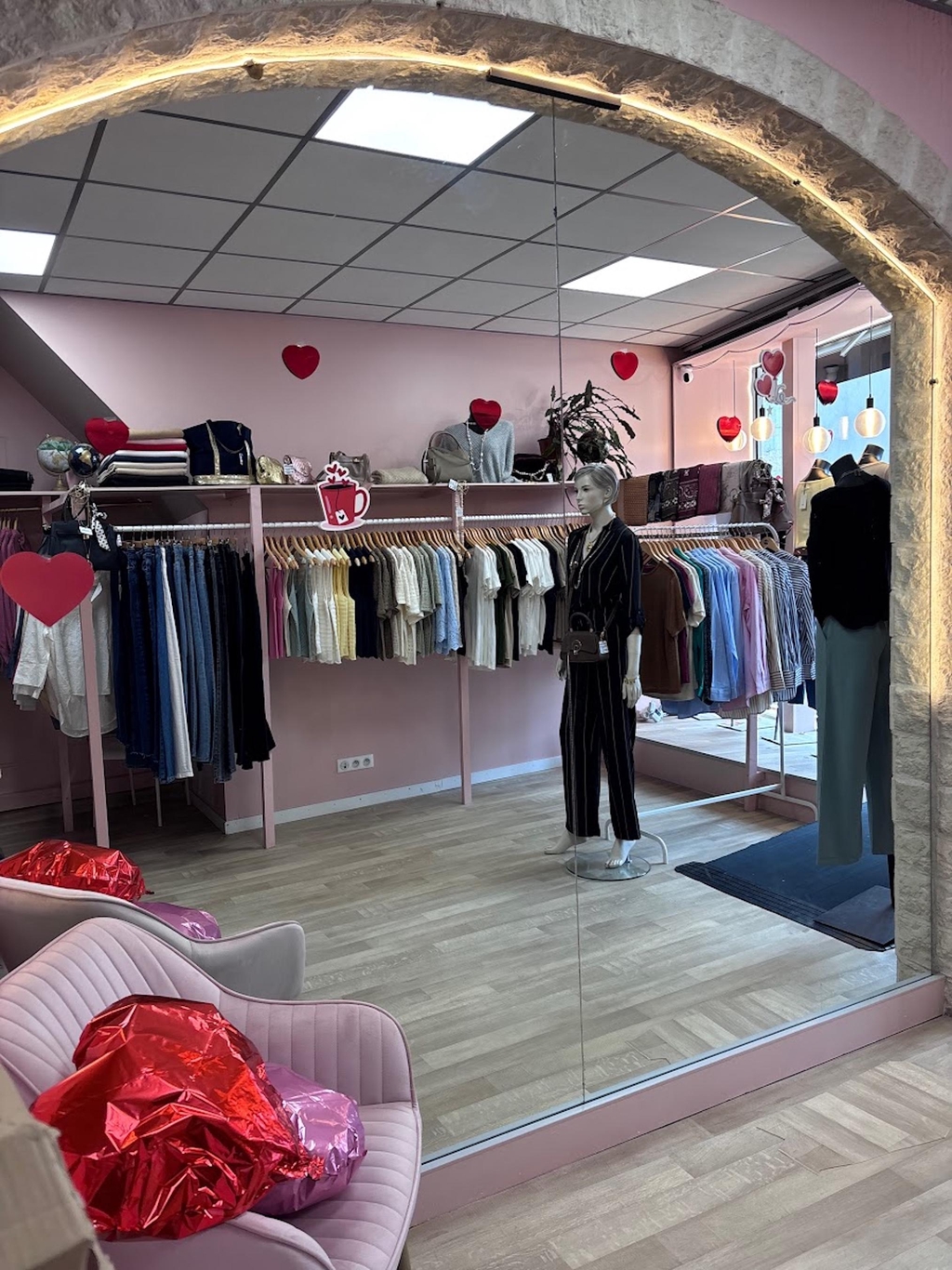 Poussez la porte de notre boutique de mode ! ✨

Plus qu'un simple site e-commerce, Planet Shopping est votre magasin de vêtements femme incontournable à Eyragues (13630), à quelques minutes de Saint-Rémy-de-Provence. Notre espace de vente est un véritable cocon dédié au prêt-à-porter féminin, lumineux et chaleureux, où nous vous accueillons avec le sourire.

Que vous cherchiez un conseil personnalisé pour trouver la robe parfaite, ou que vous souhaitiez flâner parmi nos nouveautés de marques tendances (Only, JDY), nous sommes là pour faire de votre séance shopping un moment unique. Venez pour le style, restez pour l'ambiance ! 💖