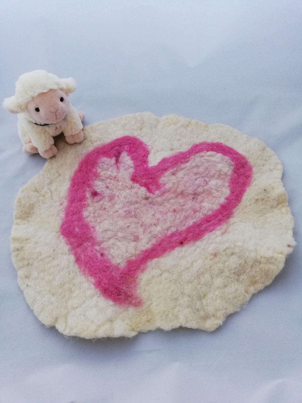 Les accessoires animaux feutrés à la main.