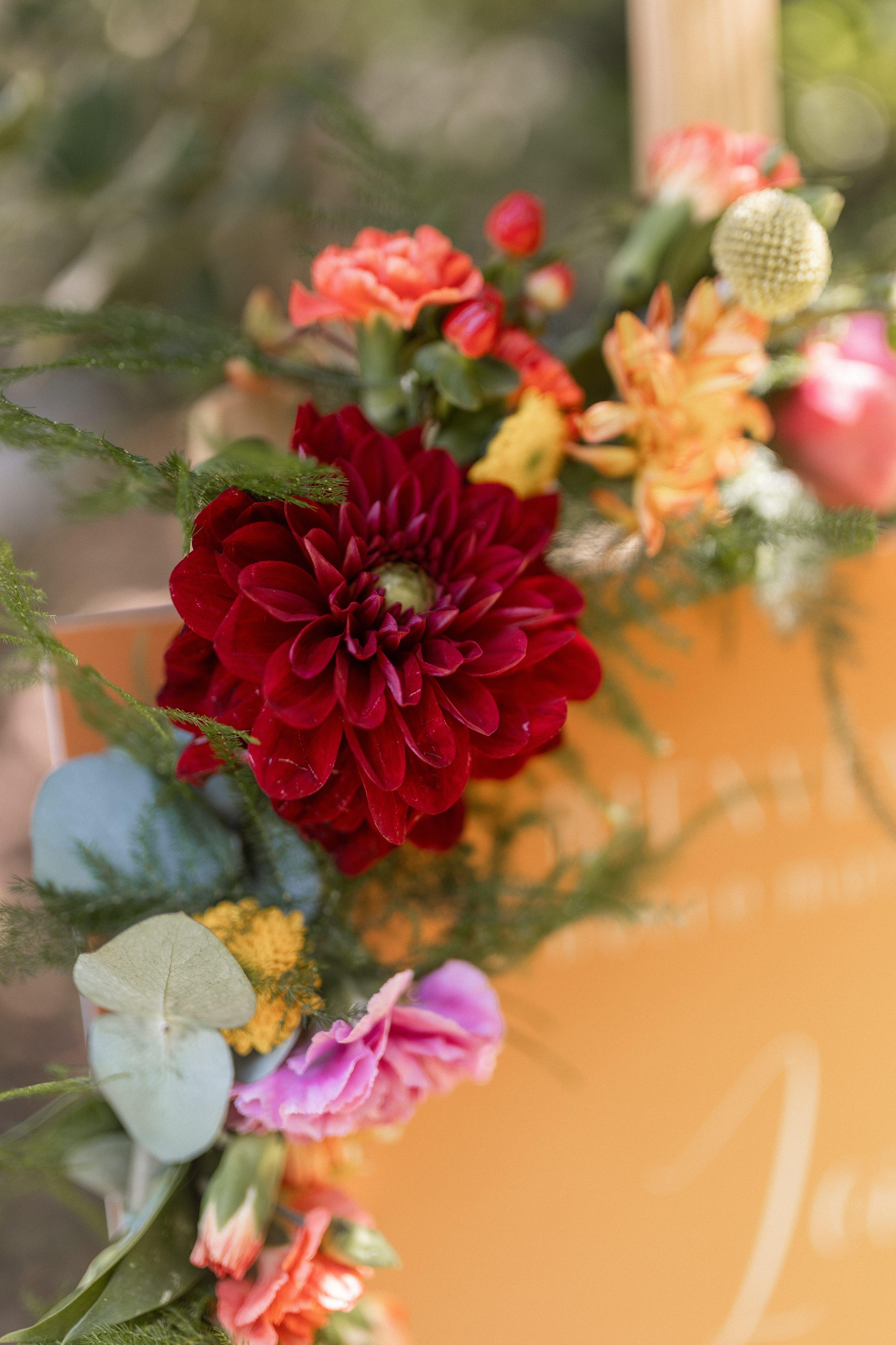 Créations artisanales mariage, personnalisation marque-places et papeterie