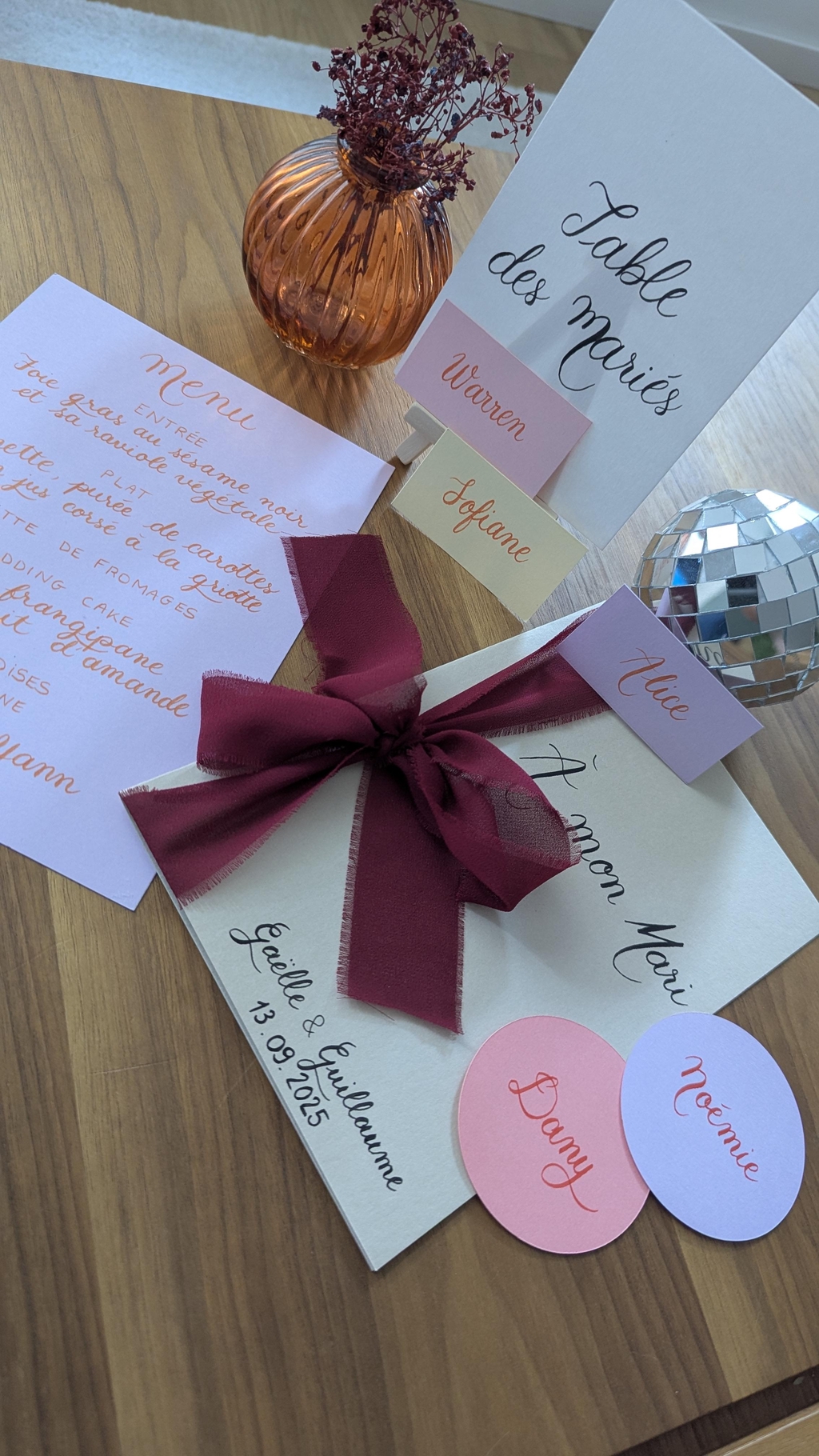 Créations personnalisées mariage, marque-places en argile et papeterie calligraphiée