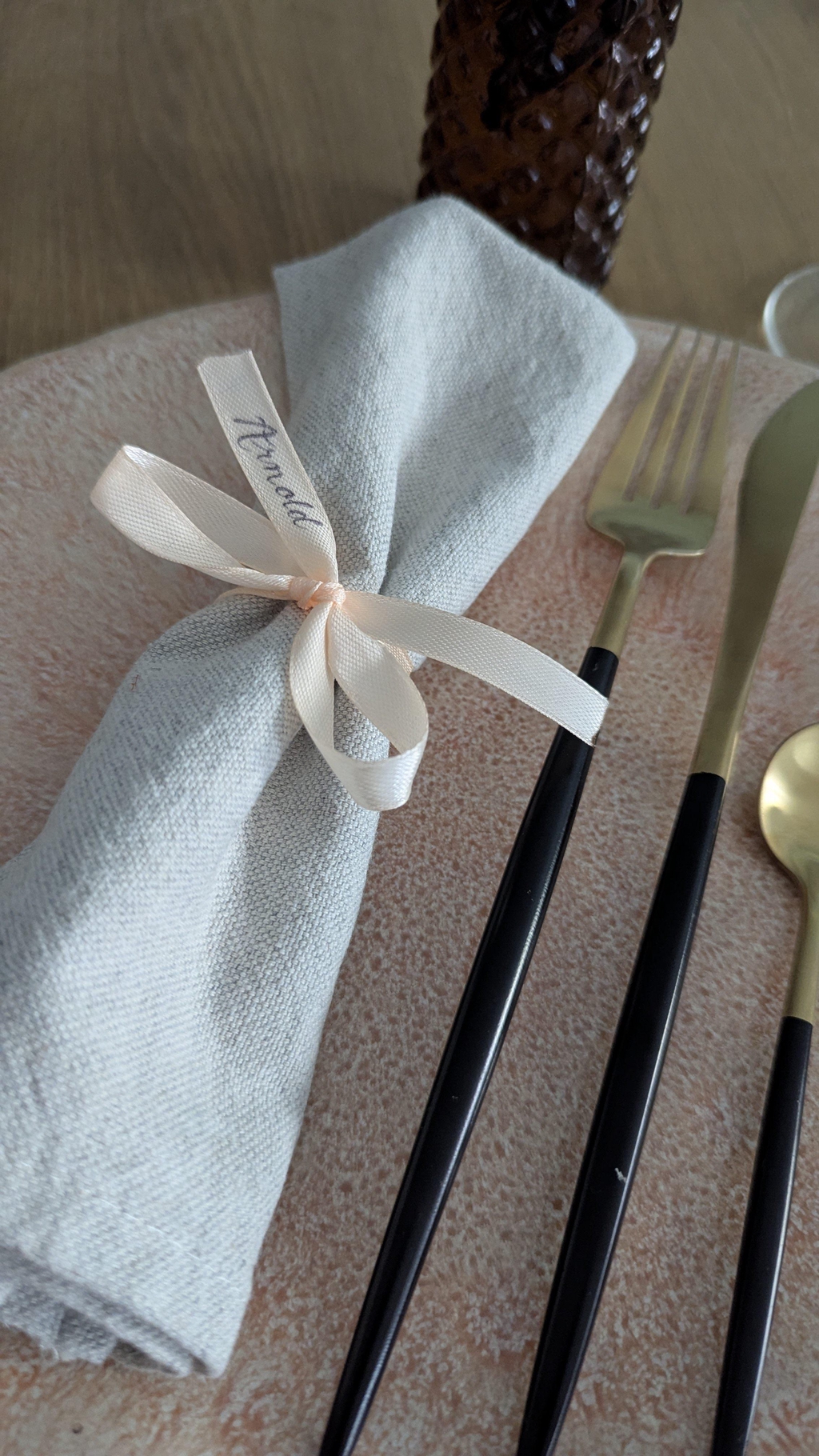 Marque-places calligraphiés sur ruban de satin pour les mariages