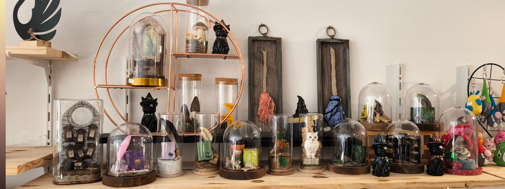 diorama MINIATURE Bibliothèque magique, Table de potions,
Chapeau magique alice au pays des merveilles fantastique fantaisie geek pop culture