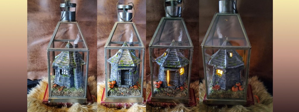  lanterne mystérieuse.
Derrière ses parois de verre se cache la bâtisse du gardien de la forêt… comme surgie d’un vieux sentier oublié. Mais que se cache-t-il derrière cette porte légèrement entrouverte ? À la nuit tombée, la lanterne s’illumine et la magie opère, révélant une scène miniature pleine de mystère.