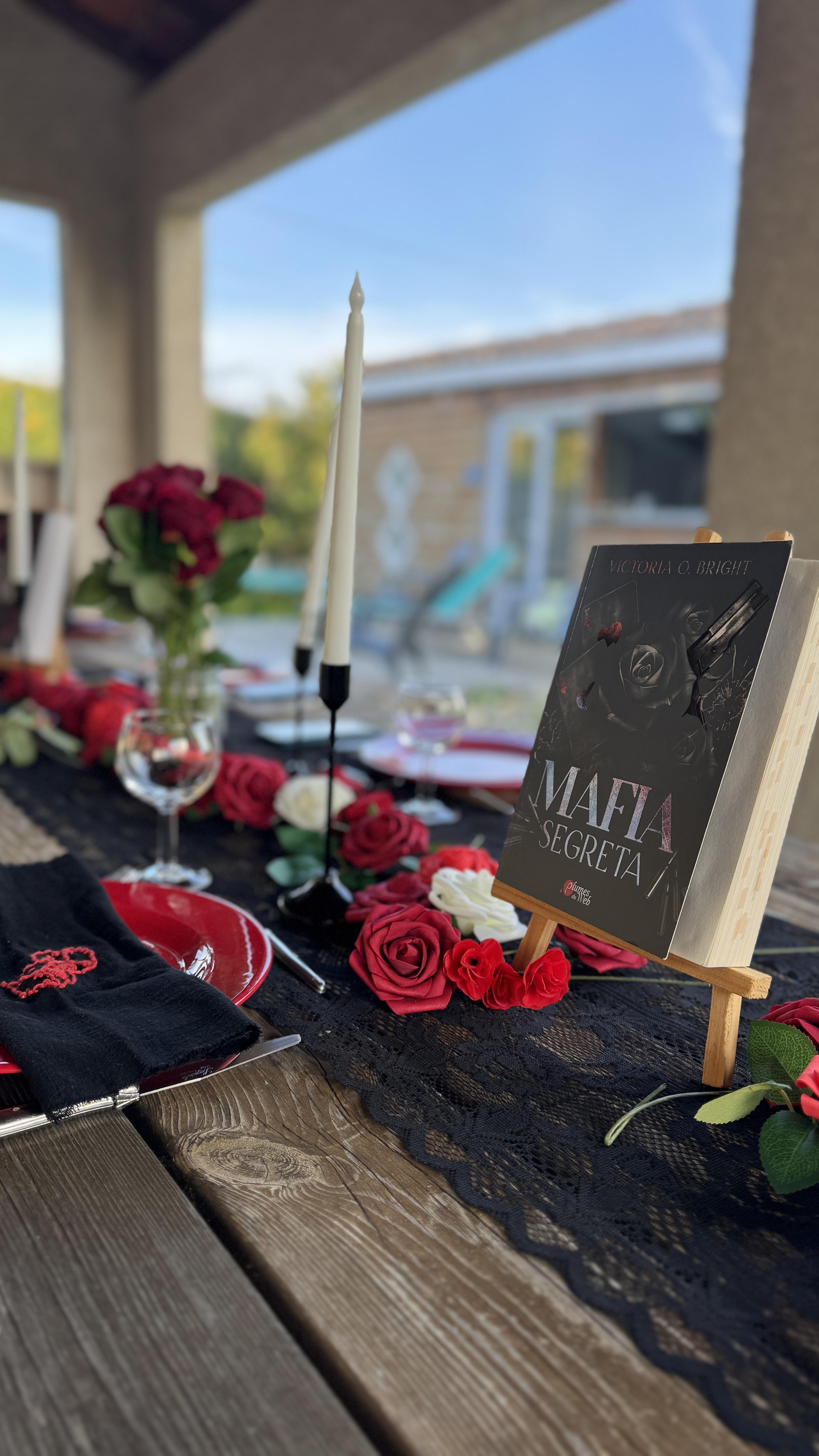 une photographie de la déco de la soirée à thème du camp de lecture sur la mafia avec une image d'une lecture commune : mafia segreta chez plumes du web