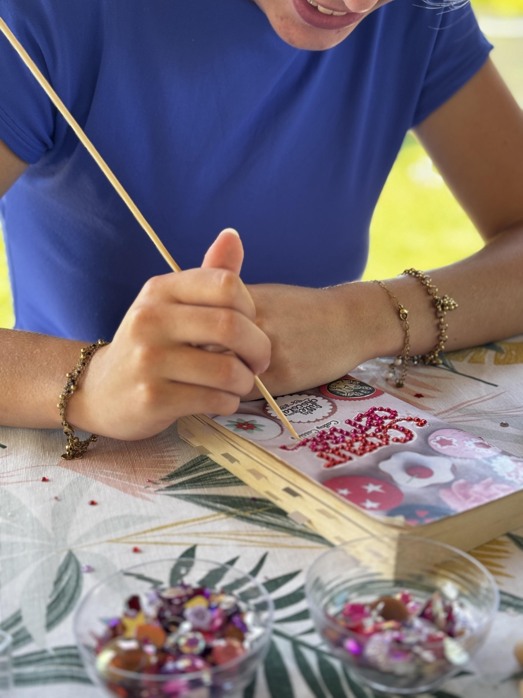 Lise Bouchindhomme Sayad en train de customiser son livre "coeur cerise" Diamond art