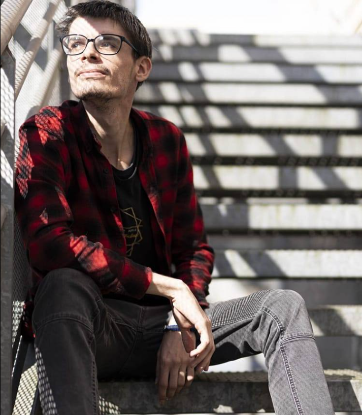 Bonjour ! Je suis Mickael. Je suis auto- entrepreneur dans le domaine de l’artisanat, je propose de la décoration intérieur pour tous les goûts et ages.
Histoire de la fabrique de Mickael et née en 2016, elle n’avait que but de partager les réalisations, c’est en 2020 à la fin des études que la Fabrique de Mickael devient une entreprise.
Elle propose des articles de décoration intérieure : des cadres sur différents thèmes : personnage de fiction, animaux, divers, des cartes sur Noël et nouvel an, des plaques de porte, marque page, porte clé.
La Fabrique de Mickael propose désormais des ateliers créatifs pour les enfants (à partir de 6 ans) et aux adultes.