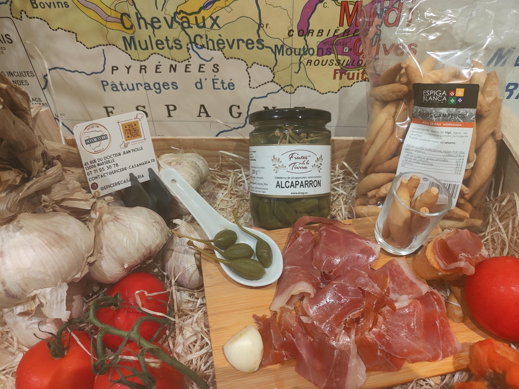 alcaparon, pan con tomate, jambon serrano, picos, ail
La base de nos plateaux de charcuteries ibériques