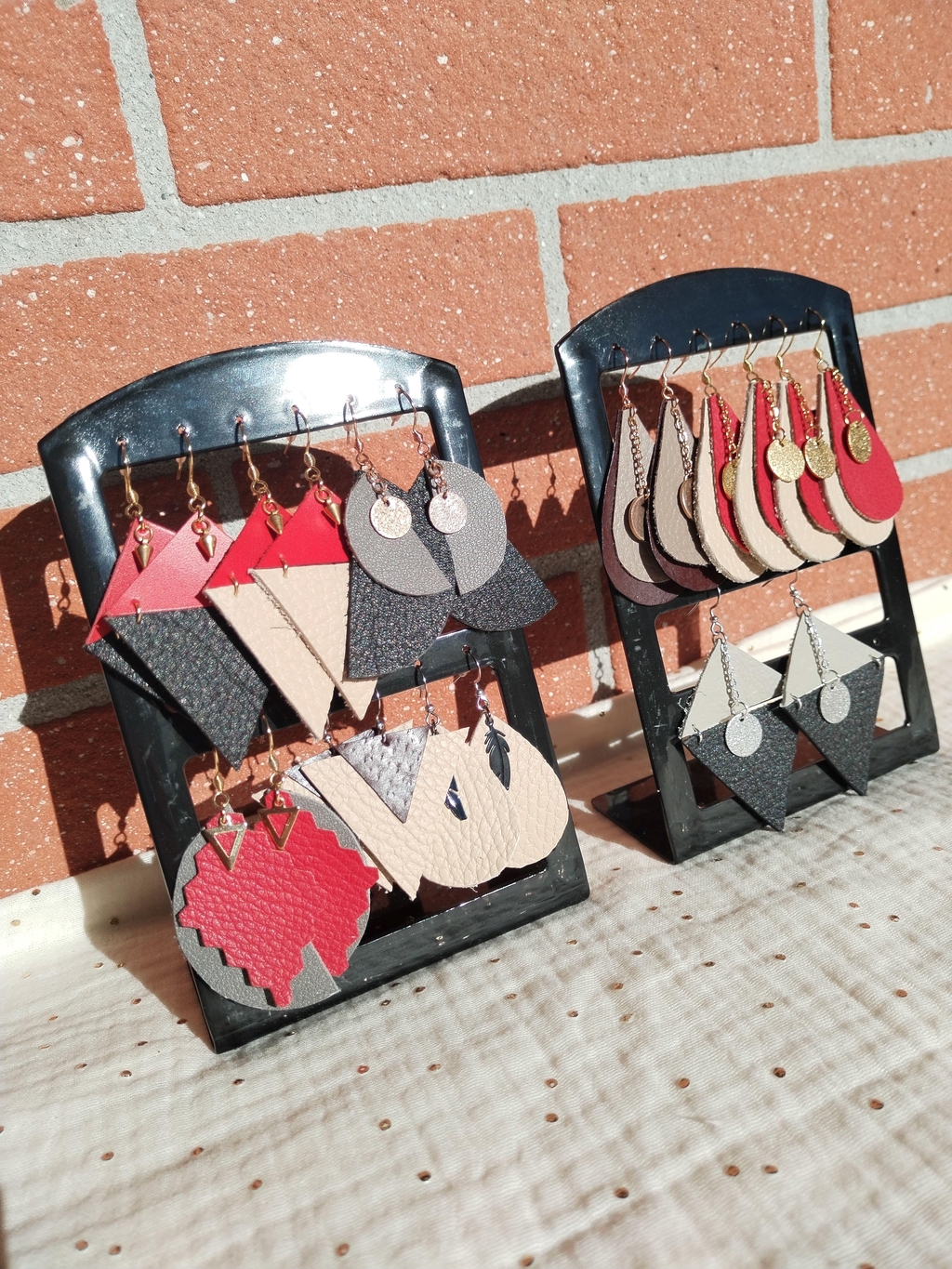 Boucles d'oreilles réalisées à partir de chutes de cuir pour une démarche écologique

Fabrication artisanal par roses créa - boutique écoresponsable et upcycling