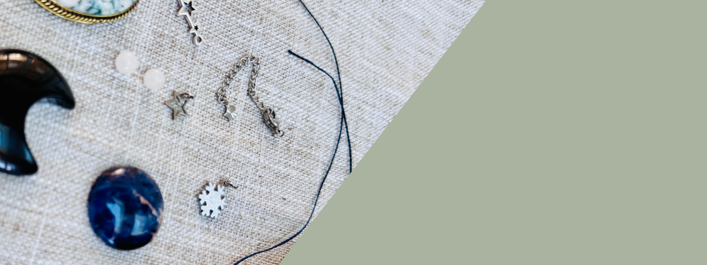 Choisissez les pierres, vos couleurs, et laissez-moi tisser votre bijou personnalisé.